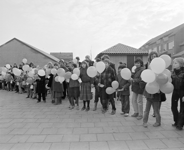 882221 Afbeelding van het publiek bij de officiële opening van het scholencomplex aan de Eifel te Utrecht.